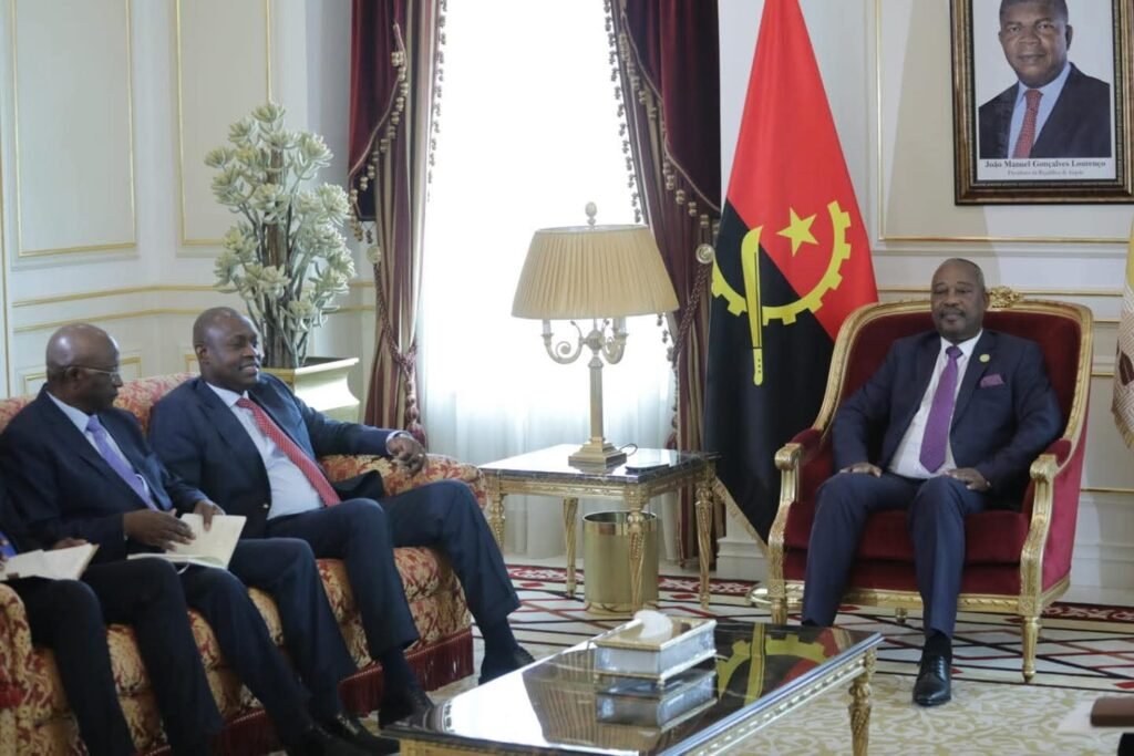 MEMBROS DA MOVANGOLA E DA ADECOR RECEBIDOS NO PARLAMENTO